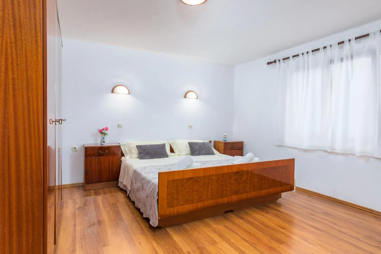Casa de Férias Charming Holiday House With Beautiful Garden And Grill Loborika Croácia