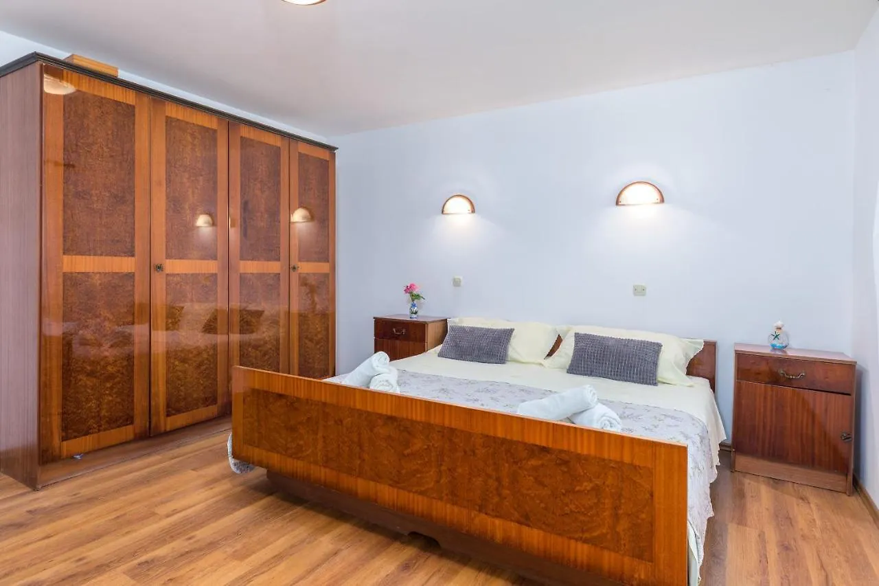 Charming Holiday House With Beautiful Garden And Grill Loborika
