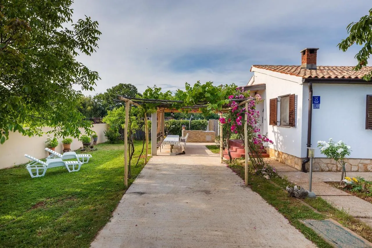 Charming Holiday House With Beautiful Garden And Grill Loborika Casa de Férias