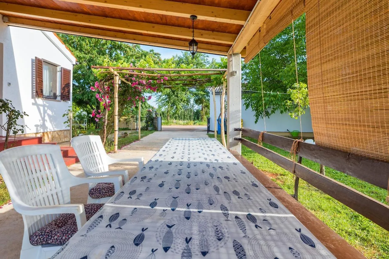 Casa de Férias Charming Holiday House With Beautiful Garden And Grill Loborika Croácia