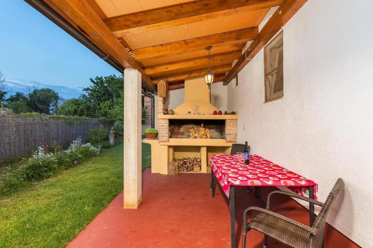 펜션 Charming Holiday House With Beautiful Garden And Grill Loborika
