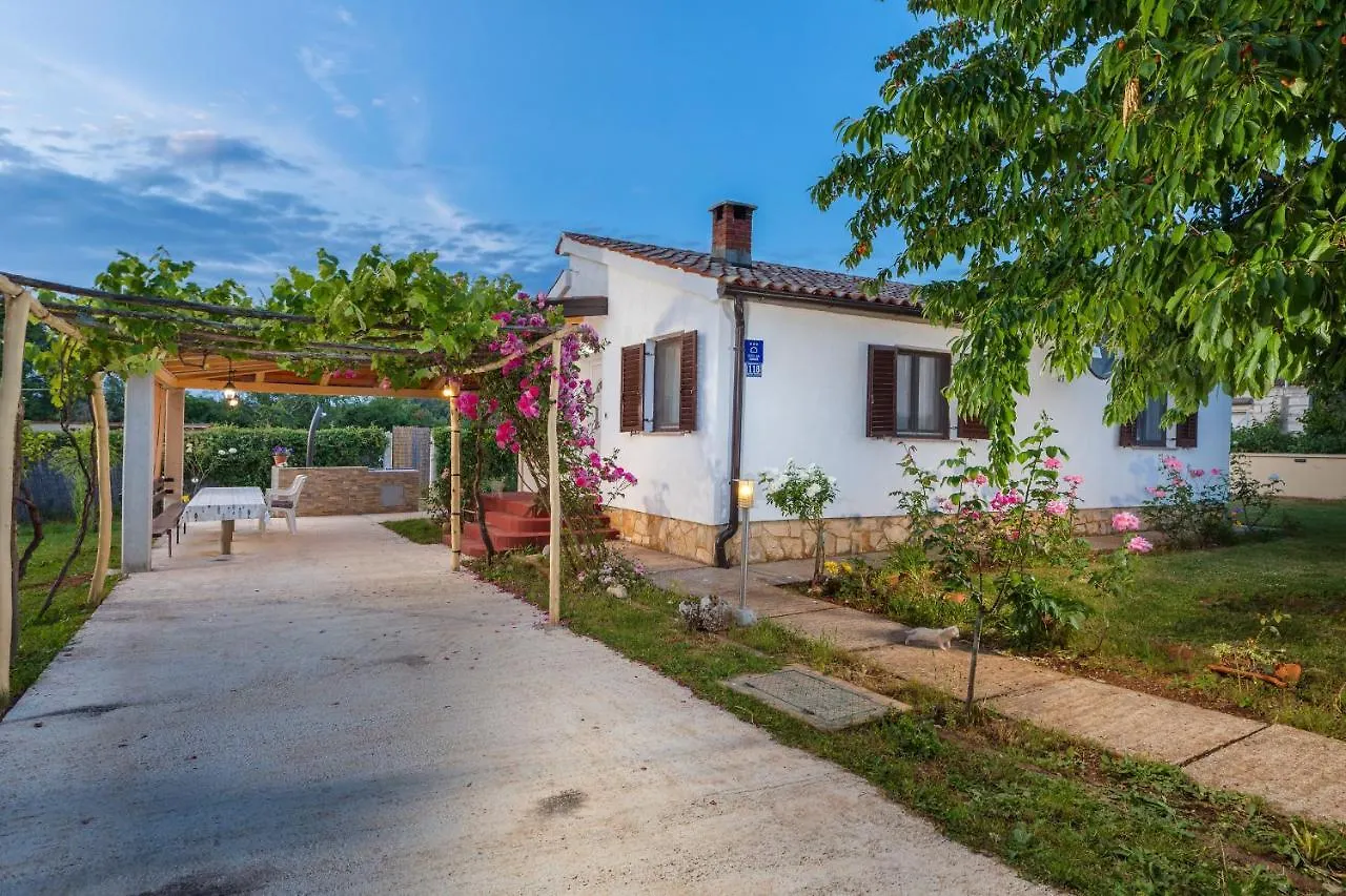 Charming Holiday House With Beautiful Garden And Grill Loborika 0*,