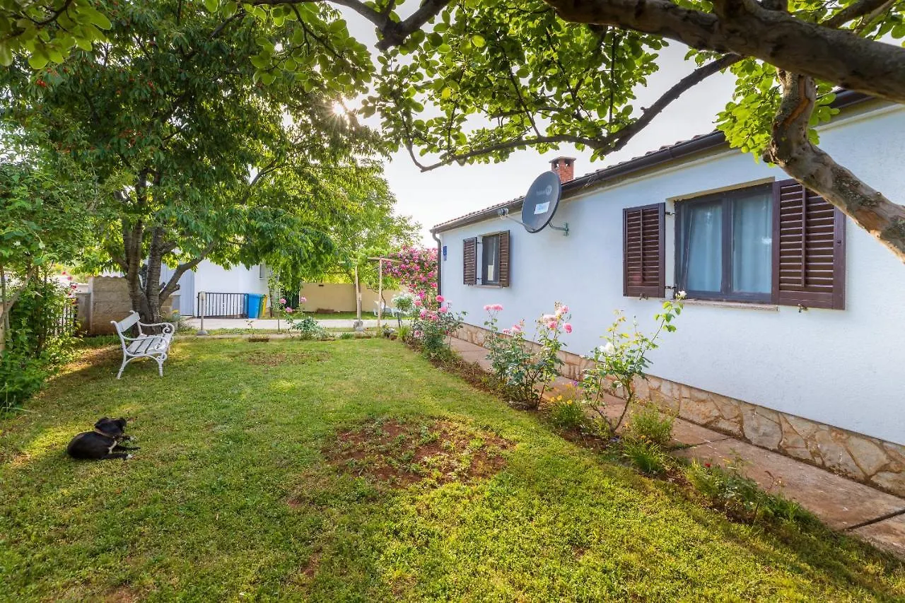 Charming Holiday House With Beautiful Garden And Grill Loborika Casa de Férias