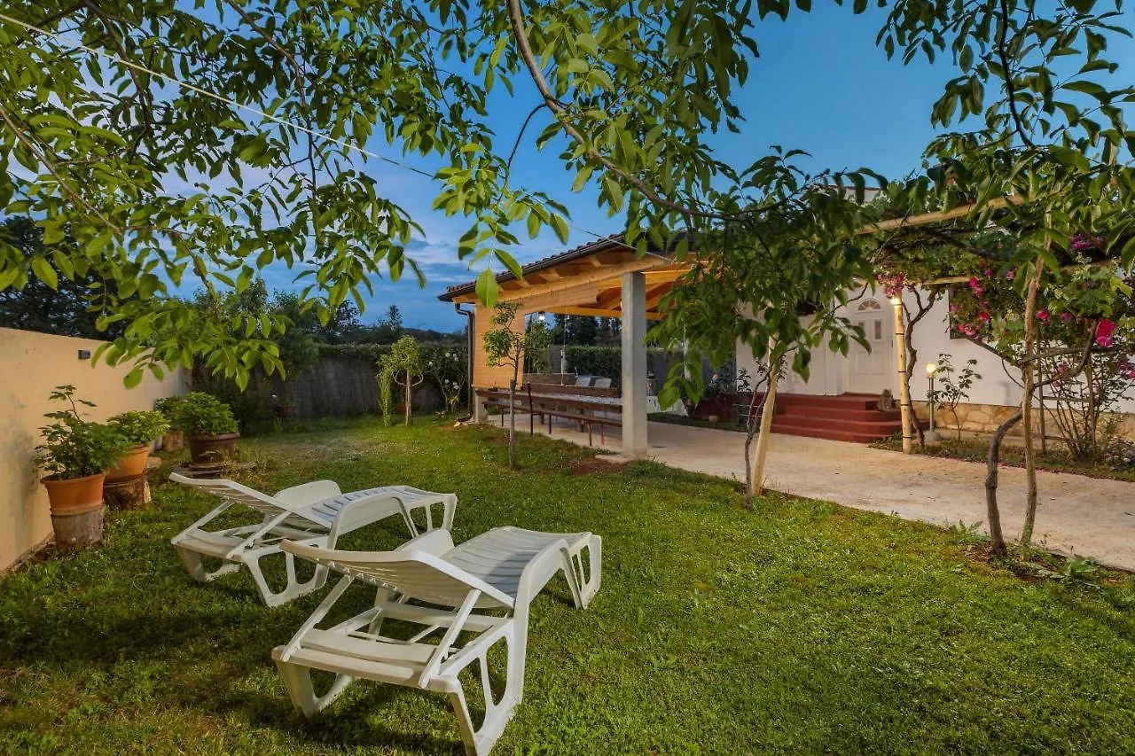 Casa de Férias Charming Holiday House With Beautiful Garden And Grill Loborika