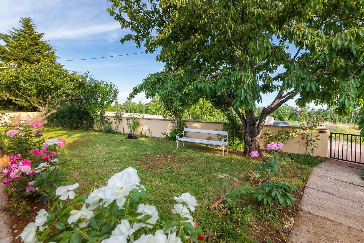Charming Holiday House With Beautiful Garden And Grill Loborika 0*,  크로아티아